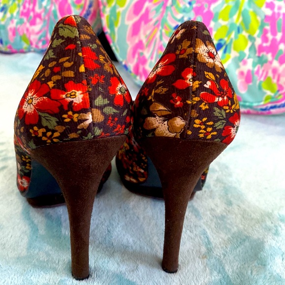 Madden Girl brown floral heels with ruffle flower toe - Picture 2 of 5